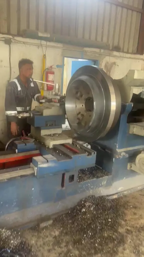 Roll turning lathes